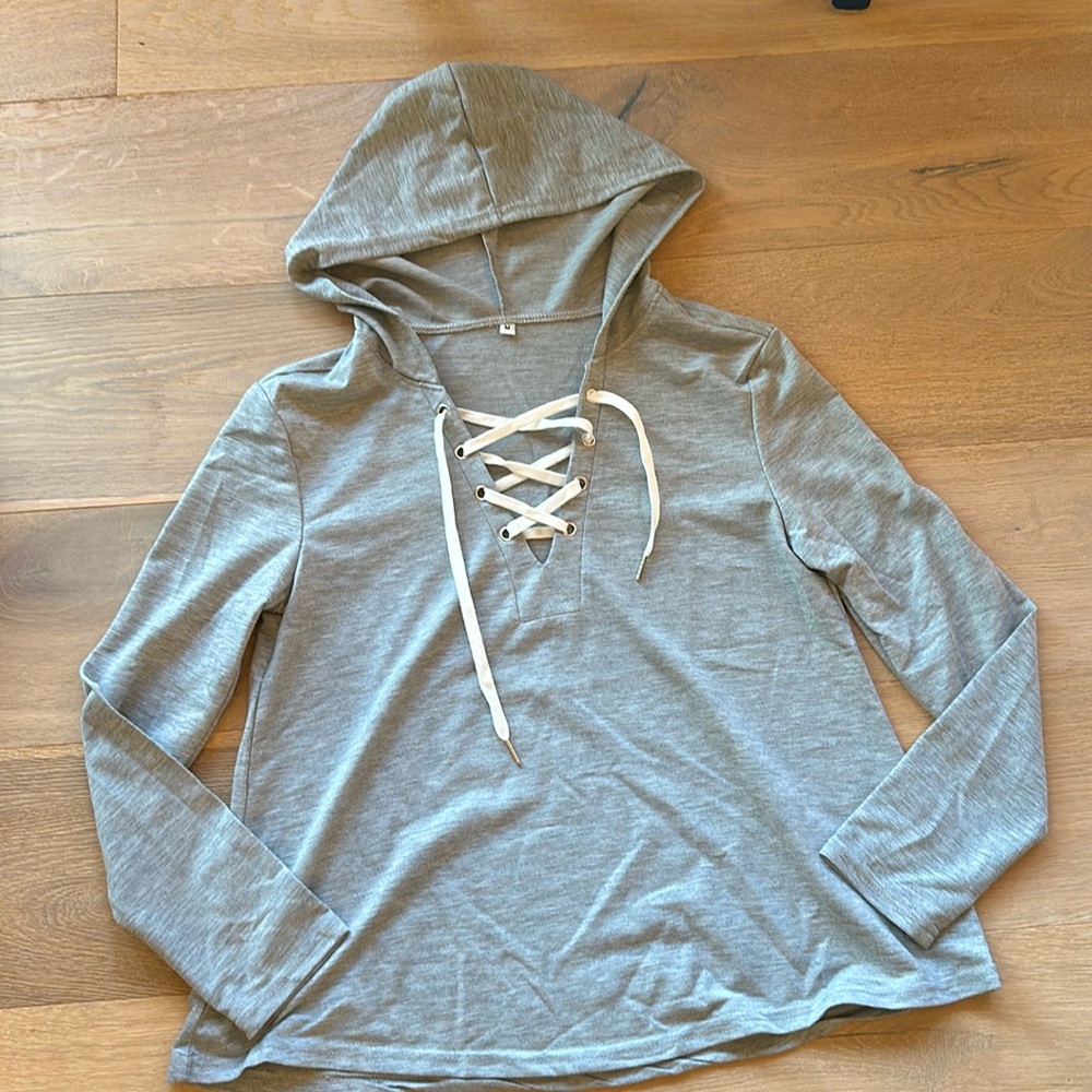 Hooded shirt with lace ties
